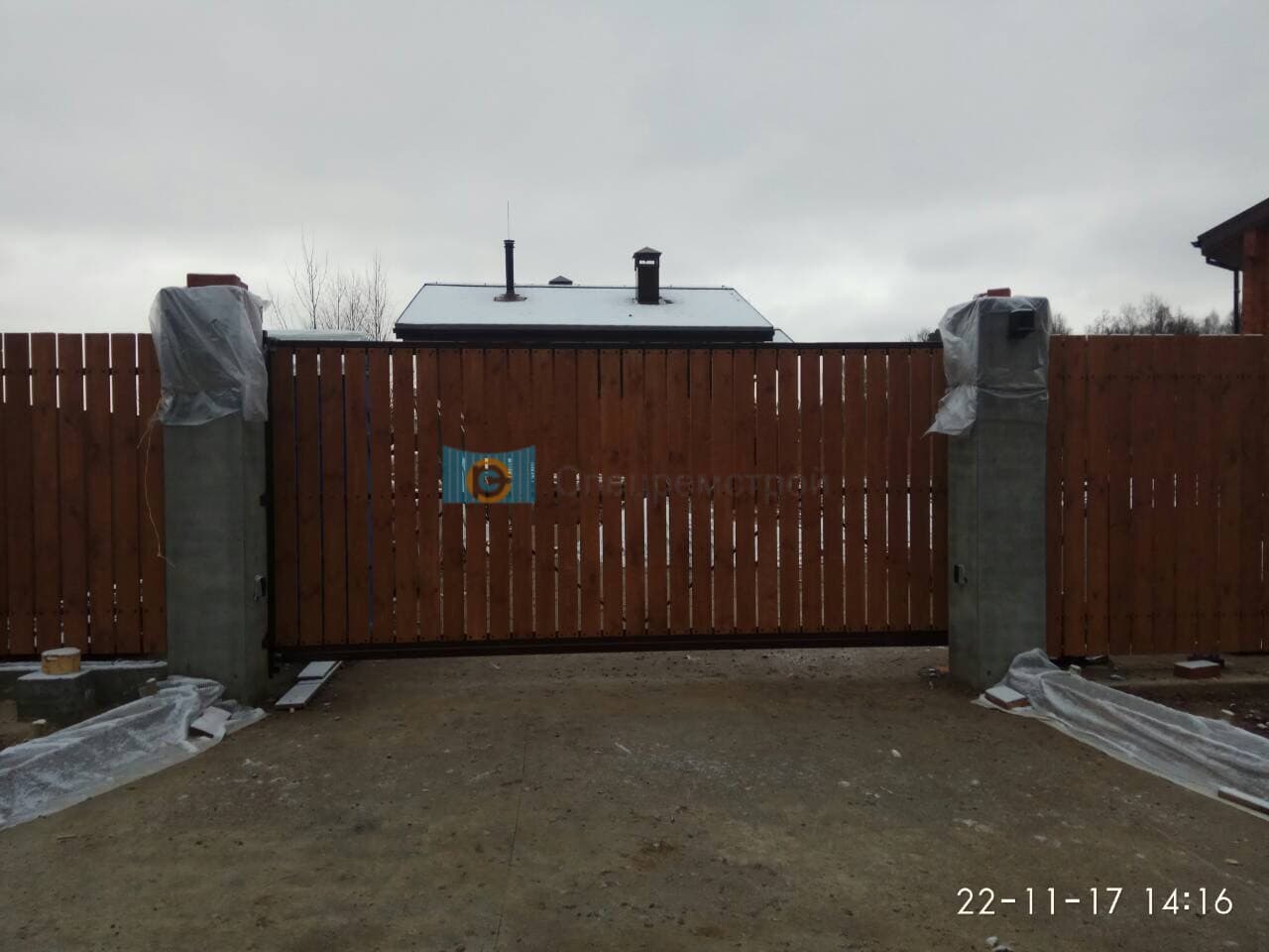 Откатные ворота обшитые доской — купить в Москве с установкой, цена от 0  руб.